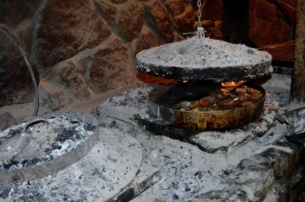 В ресторане "Огниште", наблюдаем за приготовлением мяса из-под Сача