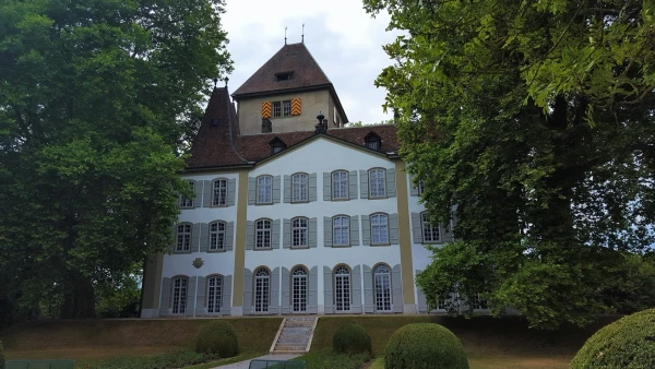 Замок Йегенсдорф (Schloss Jegenstorf)