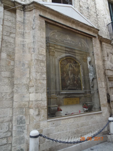 На улицах Старого города: Madonna del Lume...