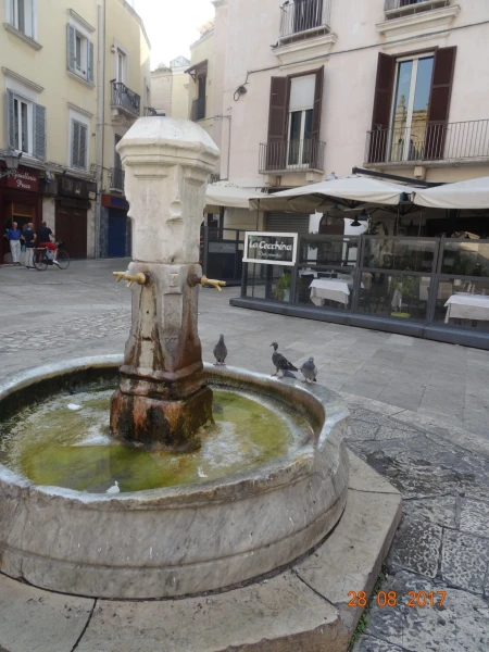 Фонтан на Piazza Mercantile...