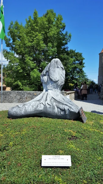 Во дворе замка с удивлением обнаружила скульптуру Сирена Марка Шагала