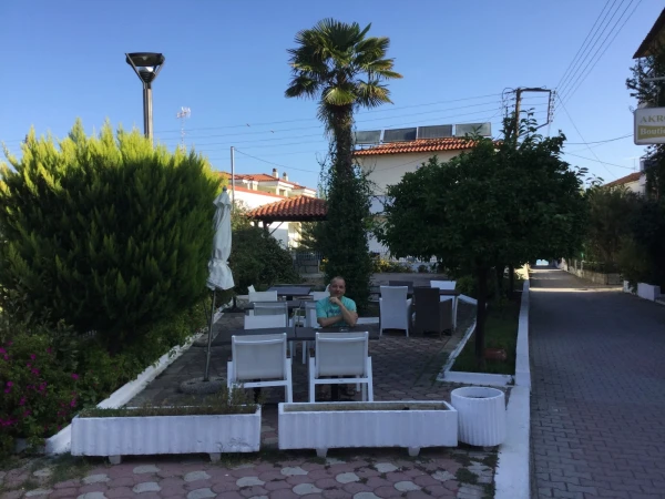 Столики ресторана, которые на улице