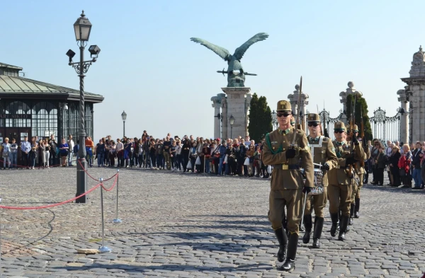 День первый . Королевский дворец.