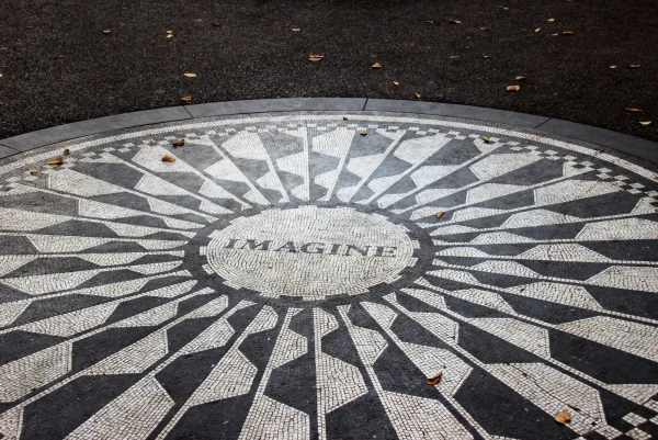 Мемориал, посвященный памяти Джона Леннона - Strawberry Fields (Земляничные поля).