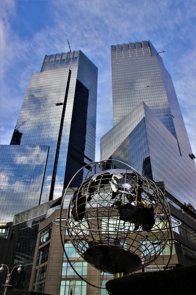 Коламбус-сёркл (Columbus Circle, Площадь Колумба) — одна из самых известных площадей Манхэттена, появившаяся с юго-западного угла Центрального парка, на пересечении Бродвея и Восьмой авеню, на рубеже XIX и XX веков.