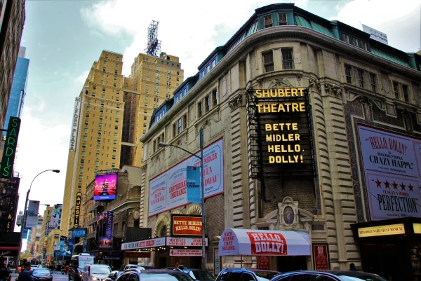 Шуберт (англ. The Shubert Theatre) — бродвейский театр, расположенный в западной части 44-й улицы в театральном квартале Манхэттена.