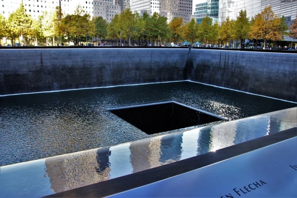 Национальный мемориал и музей 11 сентября (англ. National September 11 Memorial &amp; Museum) — комплекс, расположенный на месте разрушенных в 2001 году башен Всемирного торгового центра. 