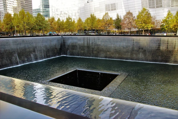 Национальный мемориал и музей 11 сентября (англ. National September 11 Memorial &amp; Museum) — комплекс, расположенный на месте разрушенных в 2001 году башен Всемирного торгового центра. 