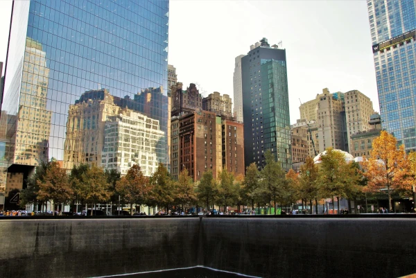 Национальный мемориал и музей 11 сентября (англ. National September 11 Memorial &amp; Museum) — комплекс, расположенный на месте разрушенных в 2001 году башен Всемирного торгового центра. 