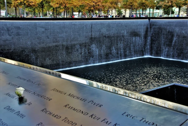 Национальный мемориал и музей 11 сентября (англ. National September 11 Memorial &amp; Museum) — комплекс, расположенный на месте разрушенных в 2001 году башен Всемирного торгового центра. 