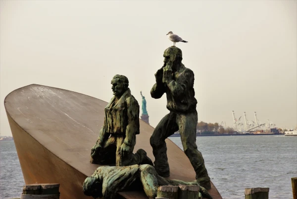 Мемориал морякам торгового флота. Сюжет основан на реальных событиях потопления SS «Маскоги» немецкой подводной лодки 123, 22 марта 1942 г.  