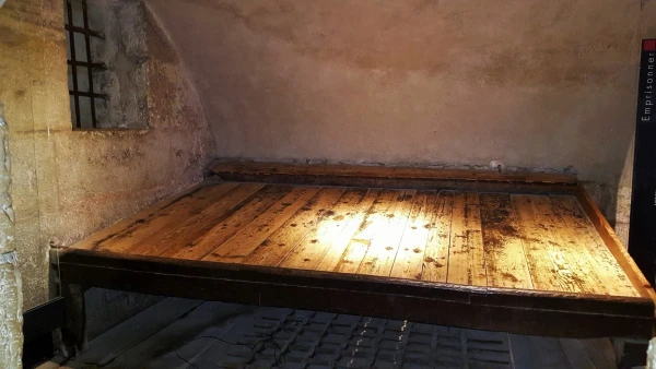 На таких палатях спали заключенные