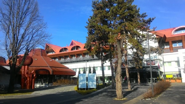 вход в купальни Акватикума
