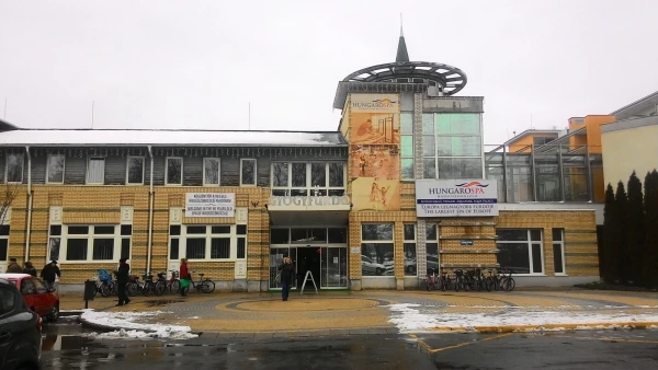 вход в термальный комплекс Хайдусобосло