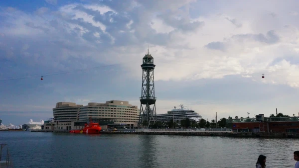 Наш отель Eurostars Grand Marina и лайнер рядом - практически, близнецы-братья)))