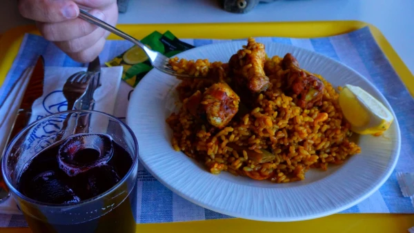Паэлья по-валенсийски с курицей - тарелка на двоих - 10 евро (это в Маремагнуме такие цены)