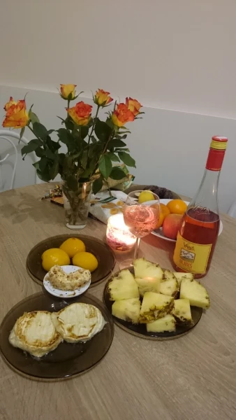 Розовое вино с жареным камамбером,сыром с орешками и ананасик.