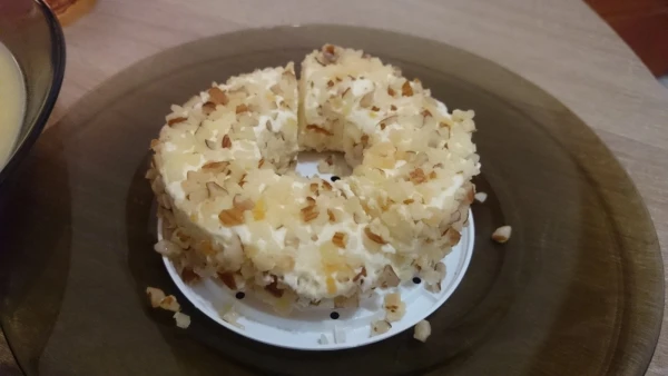 Десертный сыр с орешками и ананасом.