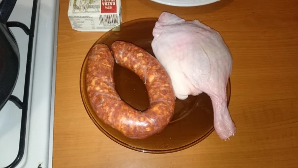 Трофеи с рынка- колбаса и утиная ножка.
