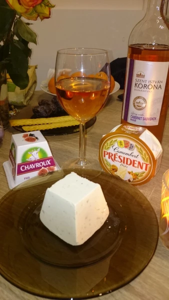 Козий сыр с инжиром камамбер с грецким орехом и розовое Каберне савиньон,ммм божественно!
