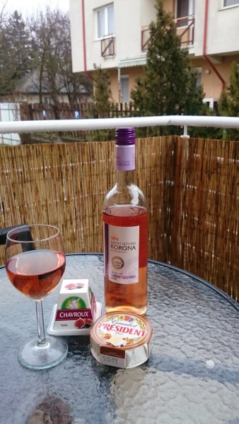 Розовое Каберне Савиньон и сыр.