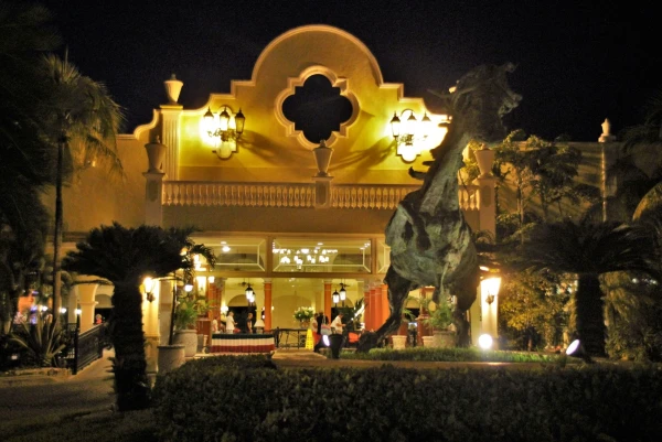 Отель "ClubHotel Riu Tequila All Inclusive" 5*. Парадный въезд.