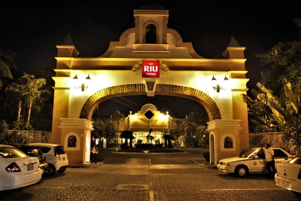Отель "ClubHotel Riu Tequila All Inclusive" 5*. Парадный въезд.