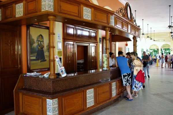 Отель "ClubHotel Riu Tequila All Inclusive" 5*. Стойка регистрации.