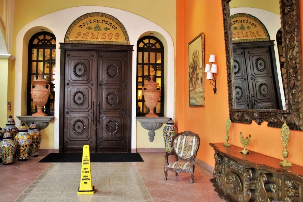 Отель "ClubHotel Riu Tequila All Inclusive" 5*. За этими дверями Ресторан "Jalisco".