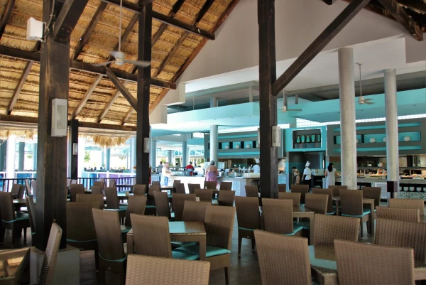 Пляжный ресторан "Beach Club", общищий для отелей Риу Юкатан и Риу Текила.