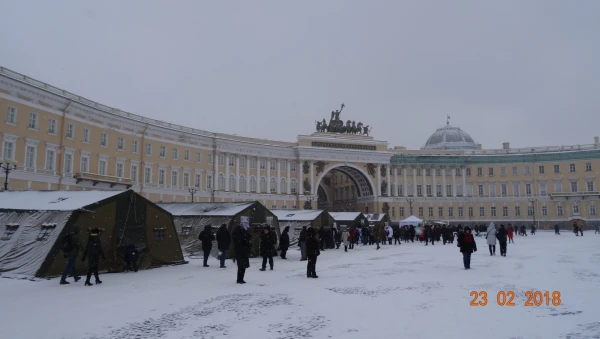 Дворцовая площадь в День защитника Отечества..