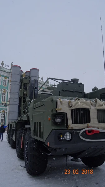 Дворцовая площадь в День защитника Отечества..