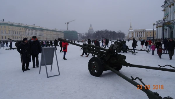 Дворцовая площадь в День защитника Отечества..