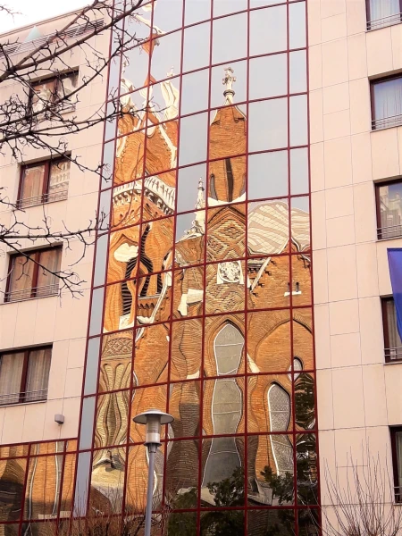 Собор Святого доминика у нашего отеля отражается в зеркальной стене