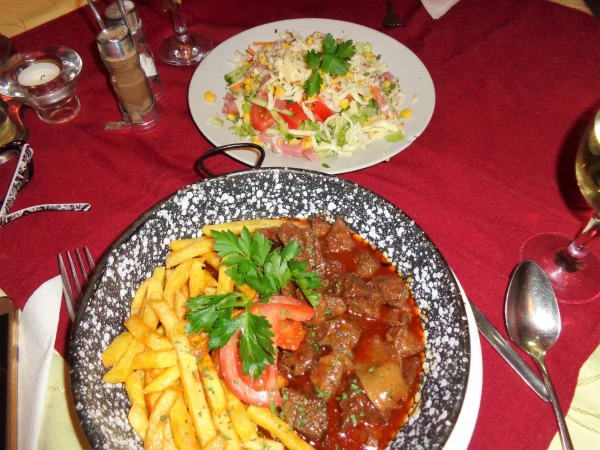 В ресторане Monarchia, едим мясо косули