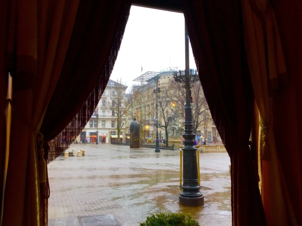 Хорошо в ненастный день в Caf? Gerbeaud 