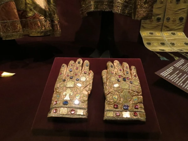 В королевской сокровищнице.