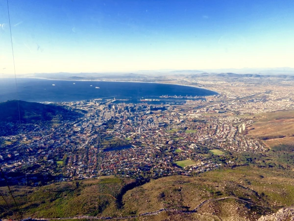 Вид на Кейптаун с фуникулера Table Mountain 