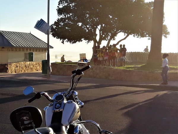 Наш район Camps Bay. Дети поют за денежку