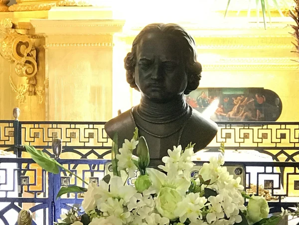 Бюст Петра I над его могилой