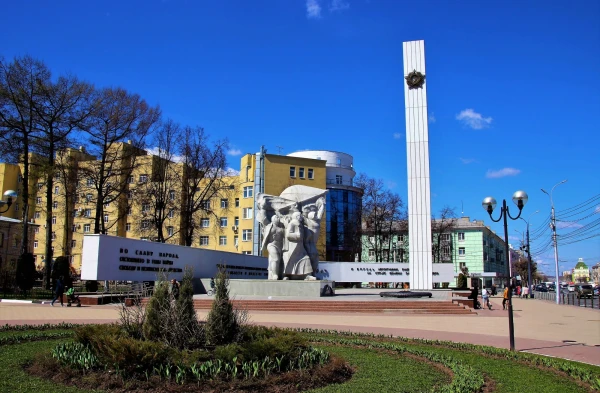 Идём в отель по Первомайскому проспекту. Площадь Победы.