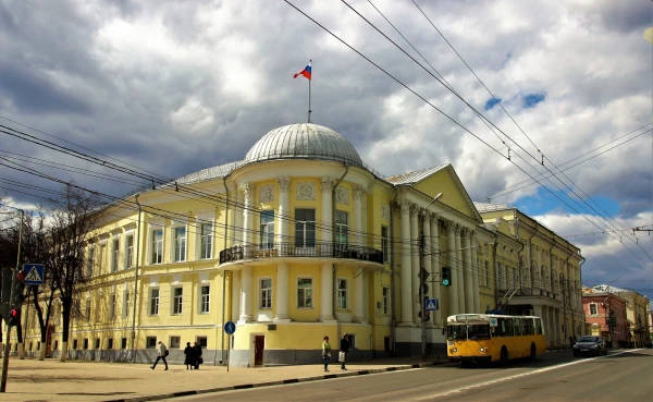 В XIX веке - здание Дворянского собрания Рязанской губернии. На северо-восточном и северо-западном фасадах - гербы городов Рязанской губернии. С 1920-х годов - кинотеатр, затем Дворец бракосочетания и Дом офицеров. С 1996 года - областная дума. 