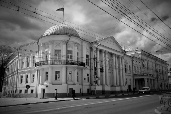 В XIX веке - здание Дворянского собрания Рязанской губернии. На северо-восточном и северо-западном фасадах - гербы городов Рязанской губернии. С 1920-х годов - кинотеатр, затем Дворец бракосочетания и Дом офицеров. С 1996 года - областная дума. 