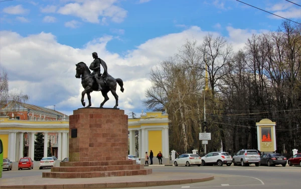 Соборная площадь. Памятник Олегу Рязанскому. Установлен 28 октября 2007 года в день празднования 70-летия Рязанской области. Скульптор З.К. Церетели.   
