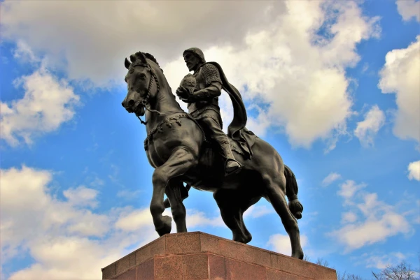 Соборная площадь. Памятник Олегу Рязанскому. Установлен 28 октября 2007 года в день празднования 70-летия Рязанской области. Скульптор З.К. Церетели. 