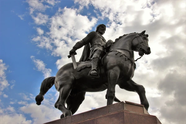 Соборная площадь. Памятник Олегу Рязанскому. Установлен 28 октября 2007 года в день празднования 70-летия Рязанской области. Скульптор З.К. Церетели. 