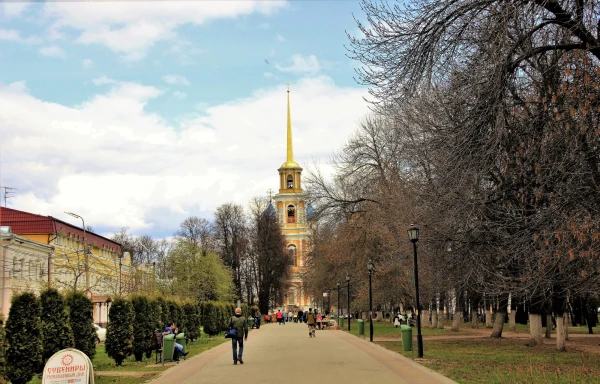 Соборная колокольня. Построена в 1789-1840 гг.  Архитекторы: С. А. Воротилов, И. Ф. Русско, К. А. Тон, Н. И. Воронихин.