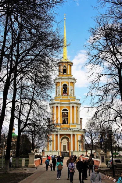 Соборная колокольня. Построена в 1789-1840 гг.  Архитекторы: С. А. Воротилов, И. Ф. Русско, К. А. Тон, Н. И. Воронихин.