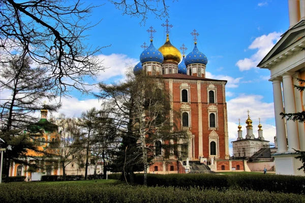 Успенский собор (1693-1699 гг.), построенный русским зодчим Я. Г. Бухвостовым. Это грандиозное сооружение (площадь 1600 кв. м, высота 72 м) своими размерами превзошло почти все современные ему постройки.
