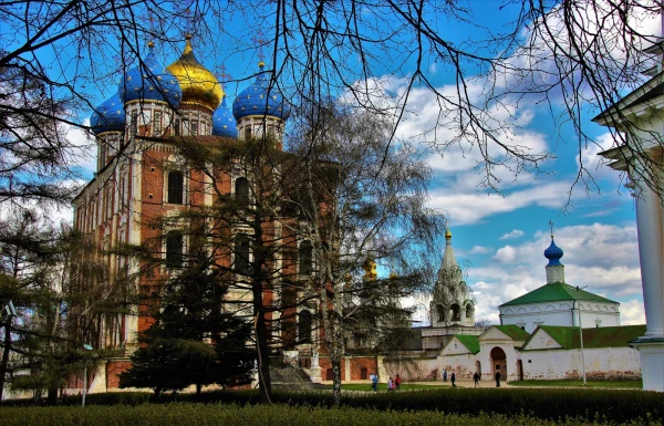 Успенский собор (1693-1699 гг.), построенный русским зодчим Я. Г. Бухвостовым. Это грандиозное сооружение (площадь 1600 кв. м, высота 72 м) своими размерами превзошло почти все современные ему постройки.